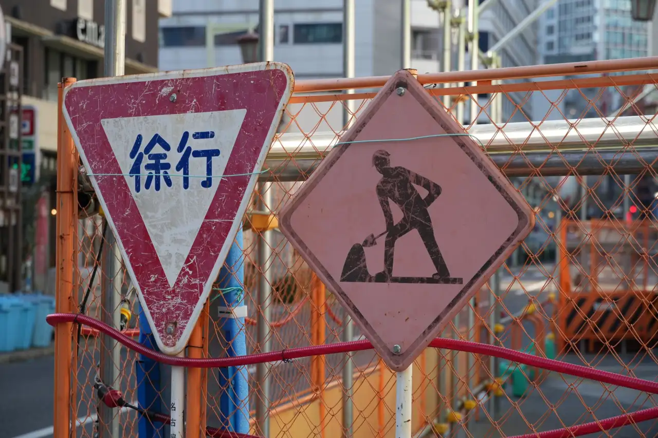 桌面支架与车载支架选购指南：广州有点像科技解析手机支架的实用场景